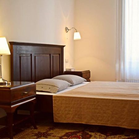 Central Budapest Apartment In Historical Building With Free Private Parking Eksteriør billede