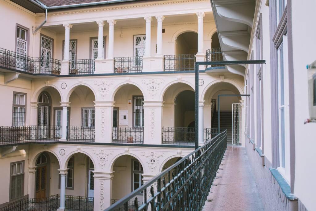 Central Budapest Apartment In Historical Building With Free Private Parking Eksteriør billede
