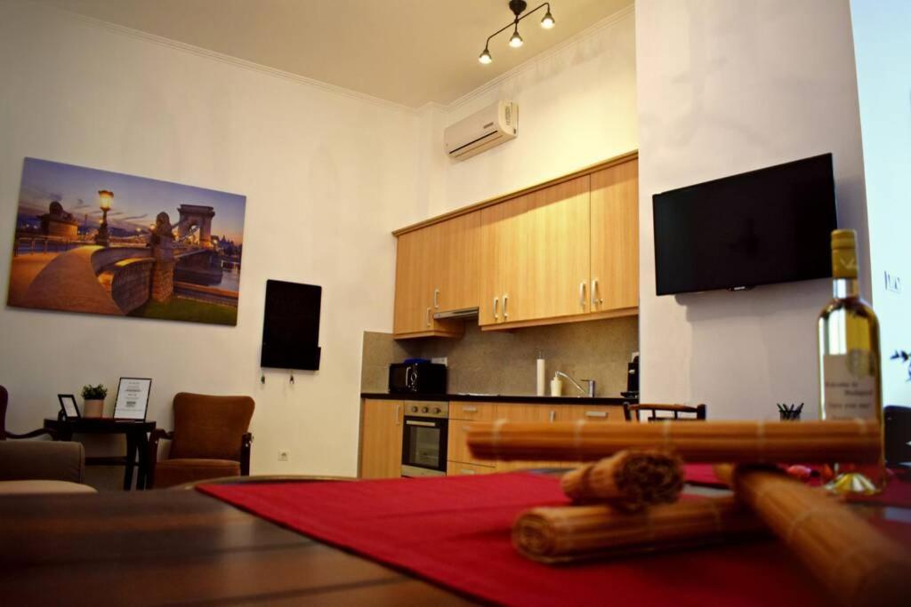 Central Budapest Apartment In Historical Building With Free Private Parking Eksteriør billede