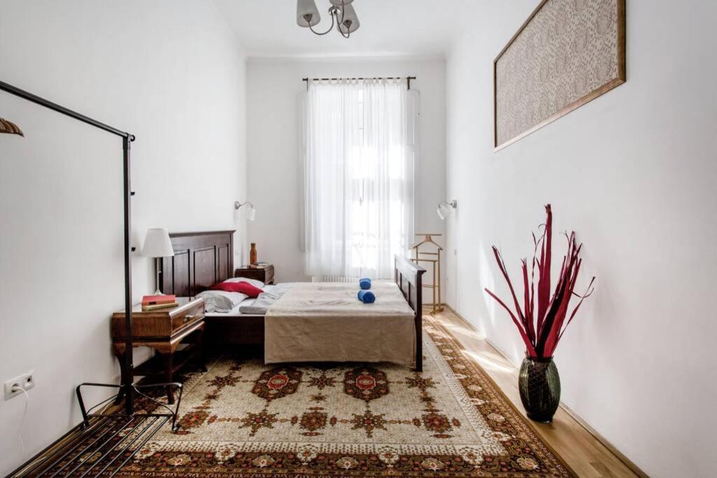 Central Budapest Apartment In Historical Building With Free Private Parking Eksteriør billede